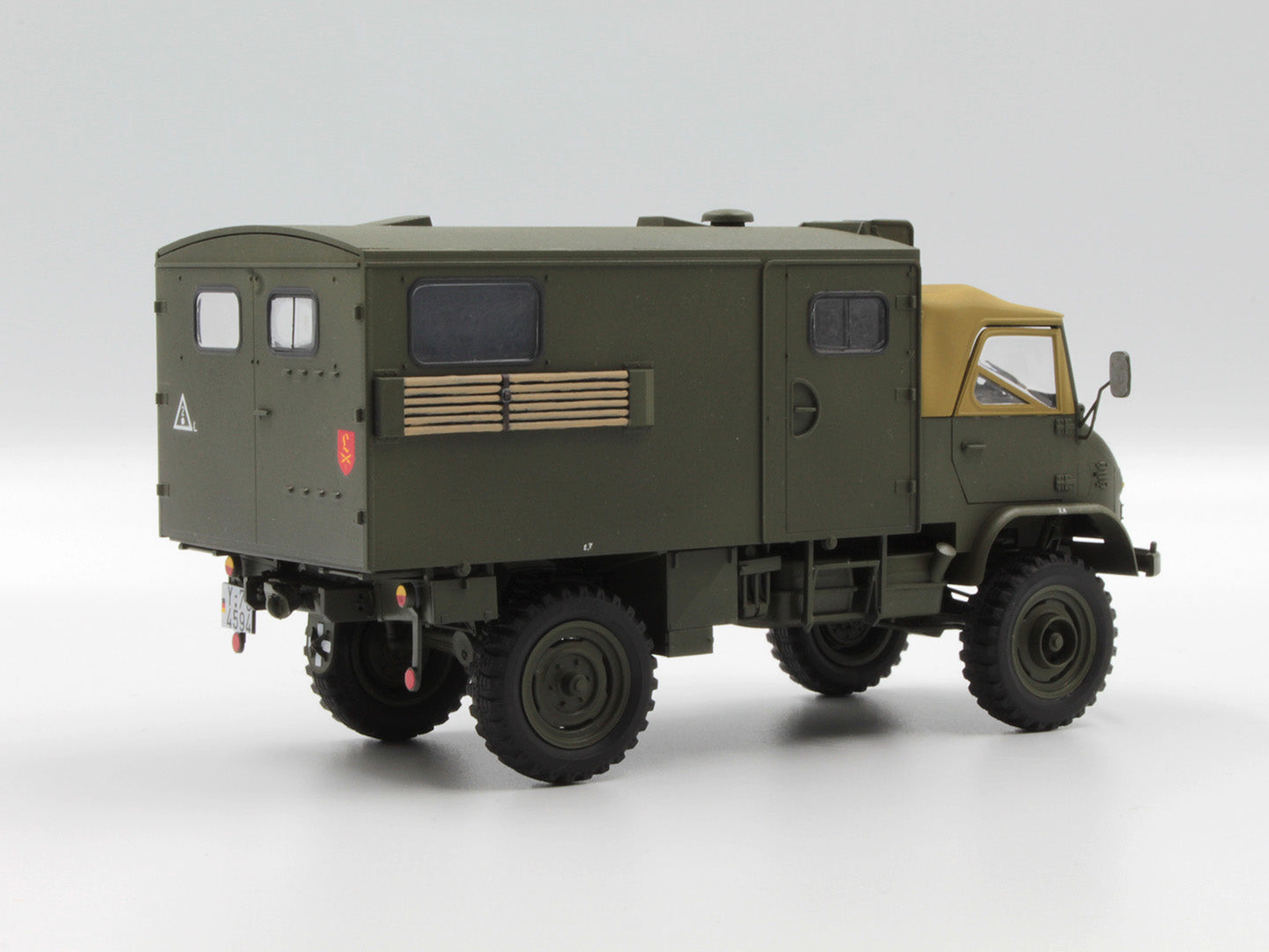 ICM 35136 Plastic model truck Scale 1:35 Unimog S 404 with box body kits models