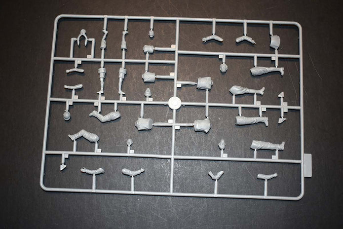 ICM 35338 Plastic model Tank kit 1:35 FCM 36 with French Tank Crew kits model