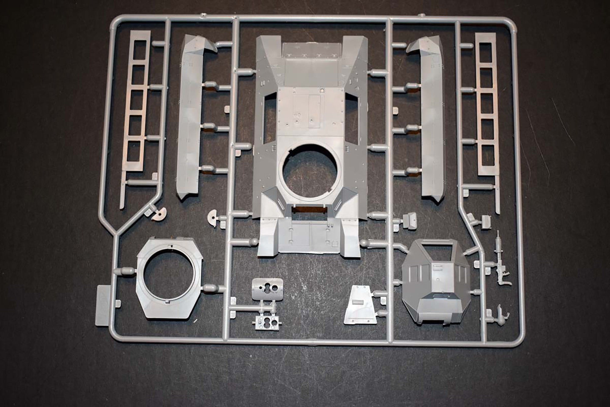 ICM 35338 Plastic model Tank kit 1:35 FCM 36 with French Tank Crew kits model