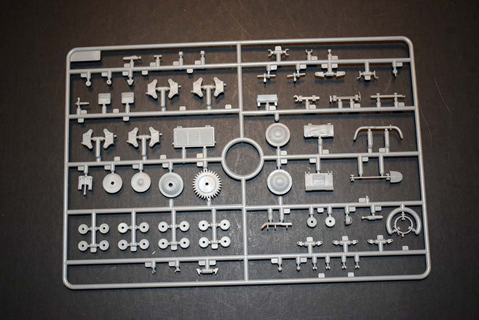 ICM 35338 Plastic model Tank kit 1:35 FCM 36 with French Tank Crew kits model