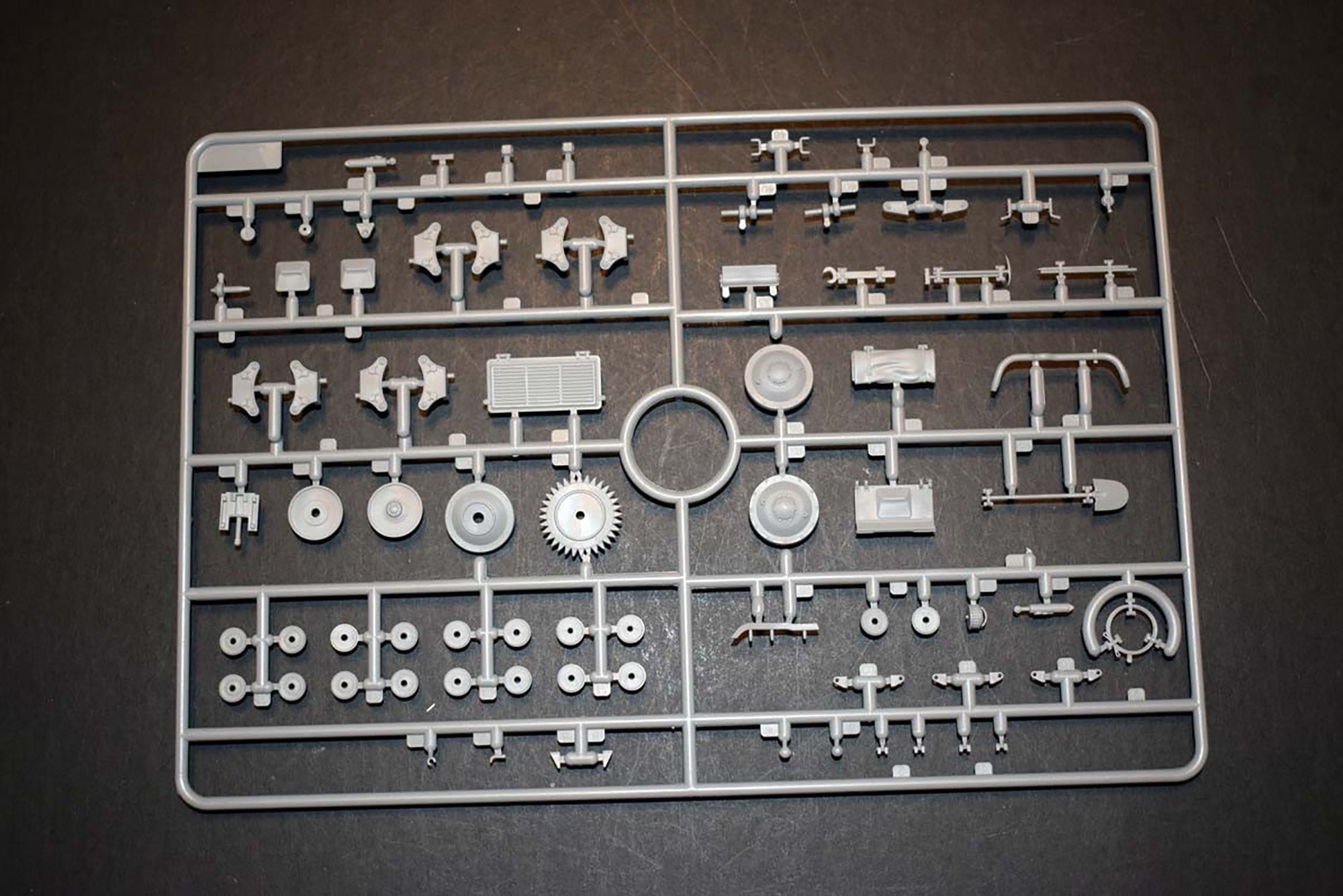 ICM 35338 Plastic model Tank kit 1:35 FCM 36 with French Tank Crew kits model