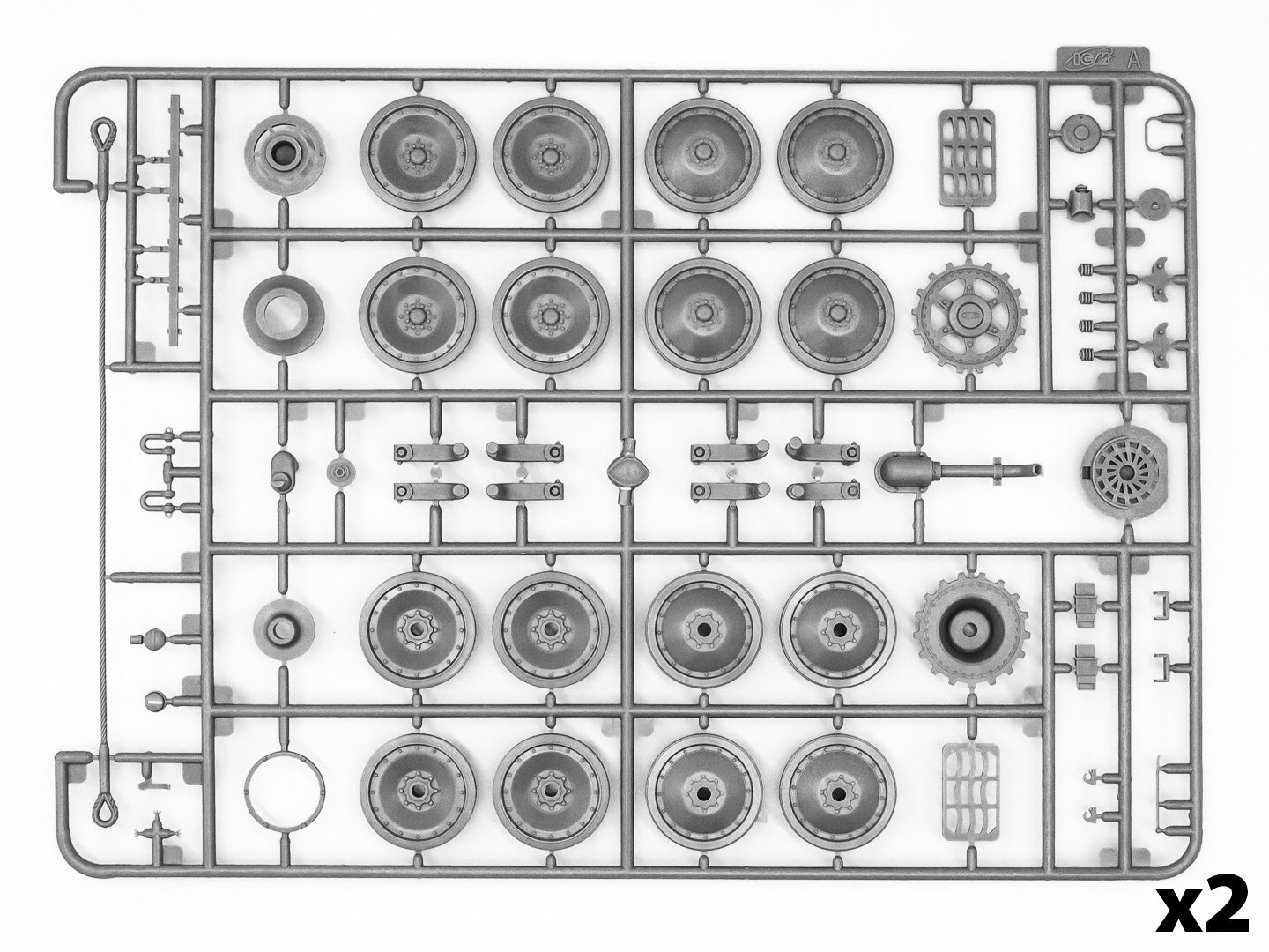 ICM 35343 Scale 1/35 “Prost!” Between Battles Bergepanther WWII German Tankmen