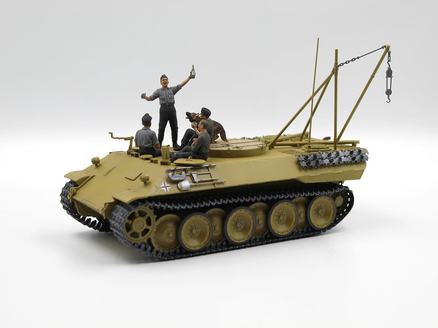 ICM 35343 Scale 1/35 “Prost!” Between Battles Bergepanther WWII German Tankmen