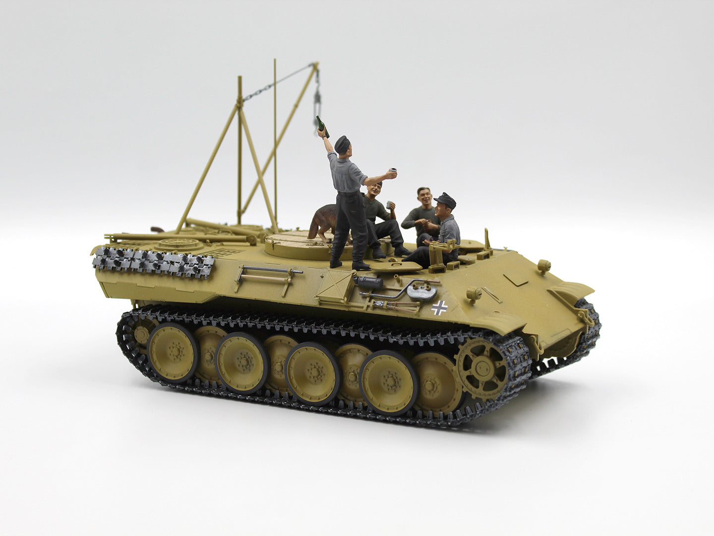 ICM 35343 Scale 1/35 “Prost!” Between Battles Bergepanther WWII German Tankmen