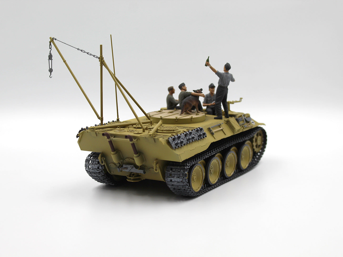 ICM 35343 Scale 1/35 “Prost!” Between Battles Bergepanther WWII German Tankmen