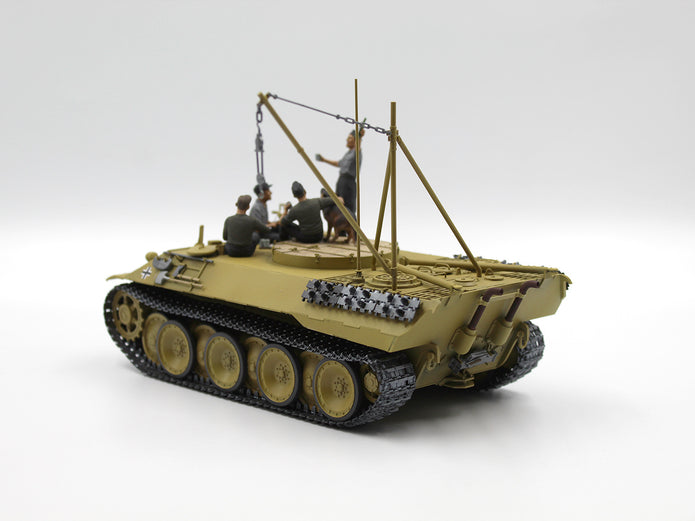 ICM 35343 Scale 1/35 “Prost!” Between Battles Bergepanther WWII German Tankmen