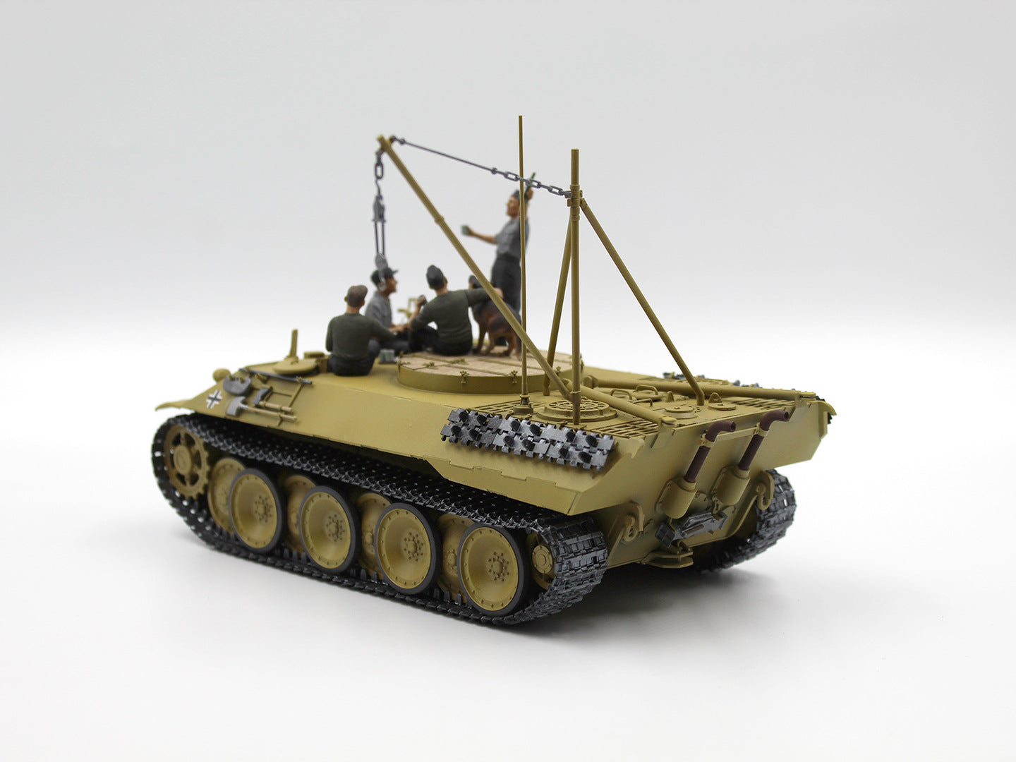 ICM 35343 Scale 1/35 “Prost!” Between Battles Bergepanther WWII German Tankmen