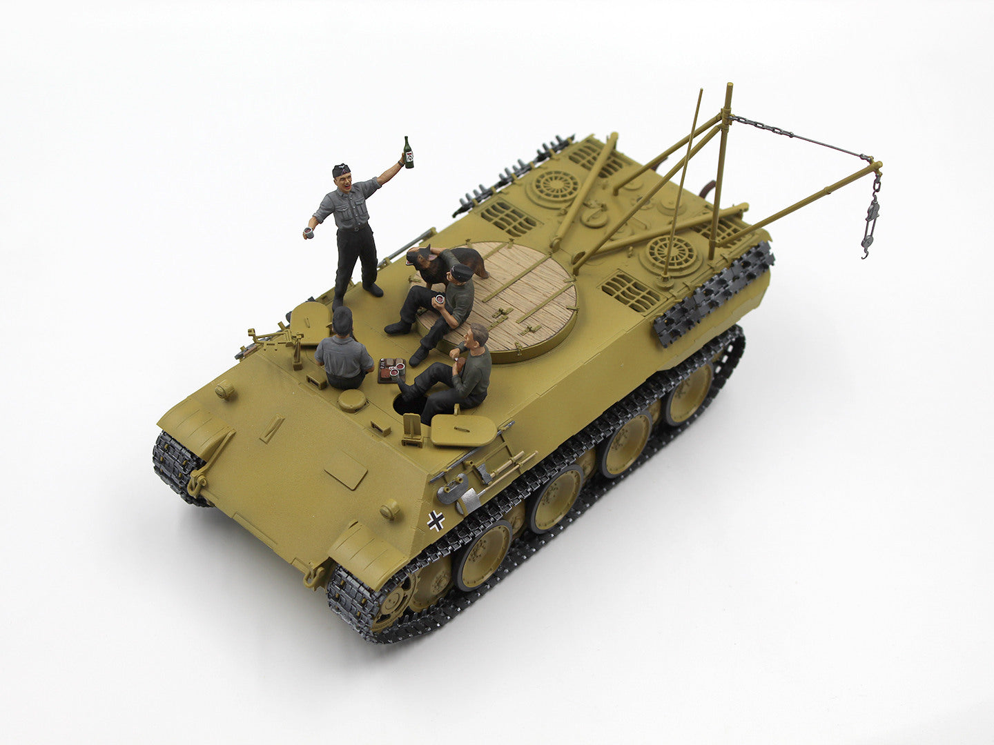 ICM 35343 Scale 1/35 “Prost!” Between Battles Bergepanther WWII German Tankmen