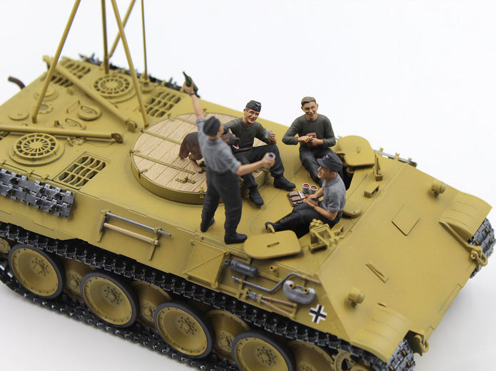 ICM 35343 Scale 1/35 “Prost!” Between Battles Bergepanther WWII German Tankmen