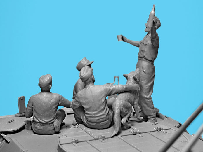 ICM 35343 Scale 1/35 “Prost!” Between Battles Bergepanther WWII German Tankmen