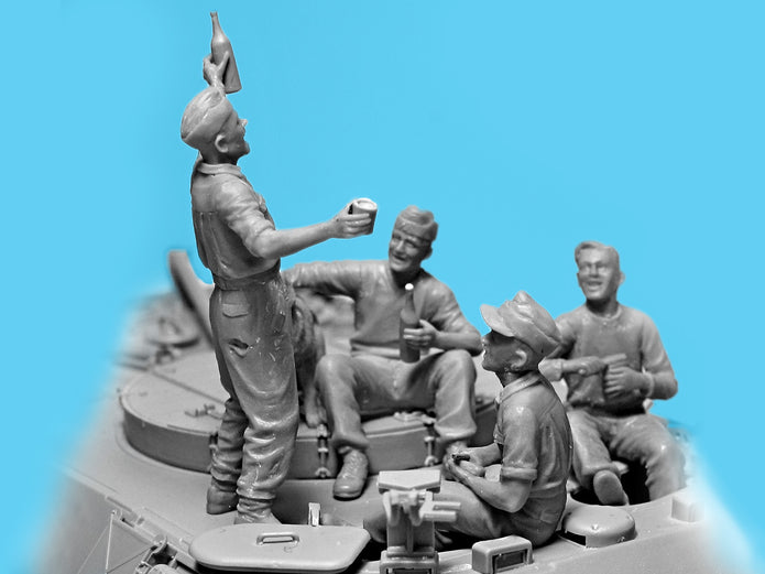 ICM 35343 Scale 1/35 “Prost!” Between Battles Bergepanther WWII German Tankmen