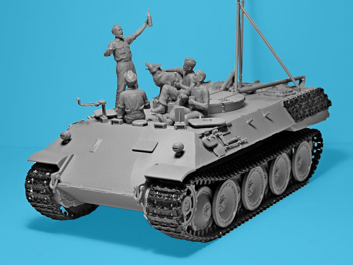 ICM 35343 Scale 1/35 “Prost!” Between Battles Bergepanther WWII German Tankmen
