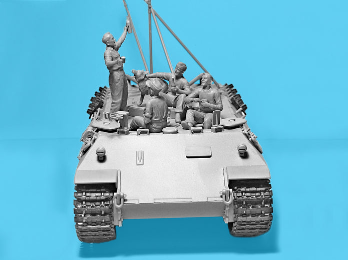 ICM 35343 Scale 1/35 “Prost!” Between Battles Bergepanther WWII German Tankmen
