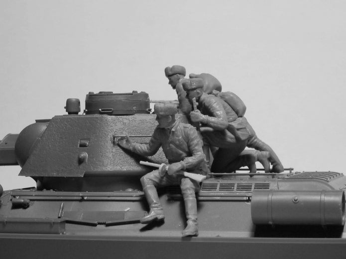 ICM 35368 Plastic model tank  kit Scale 1:35 T-34-76 with Soviet tank riders