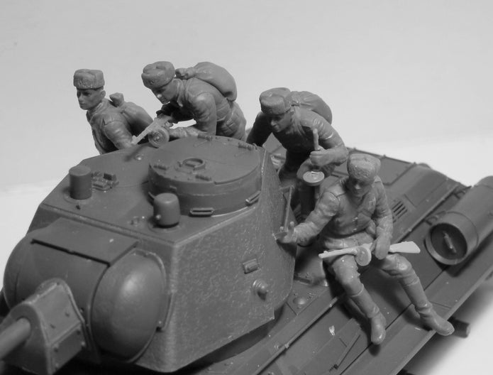 ICM 35368 Plastic model tank  kit Scale 1:35 T-34-76 with Soviet tank riders