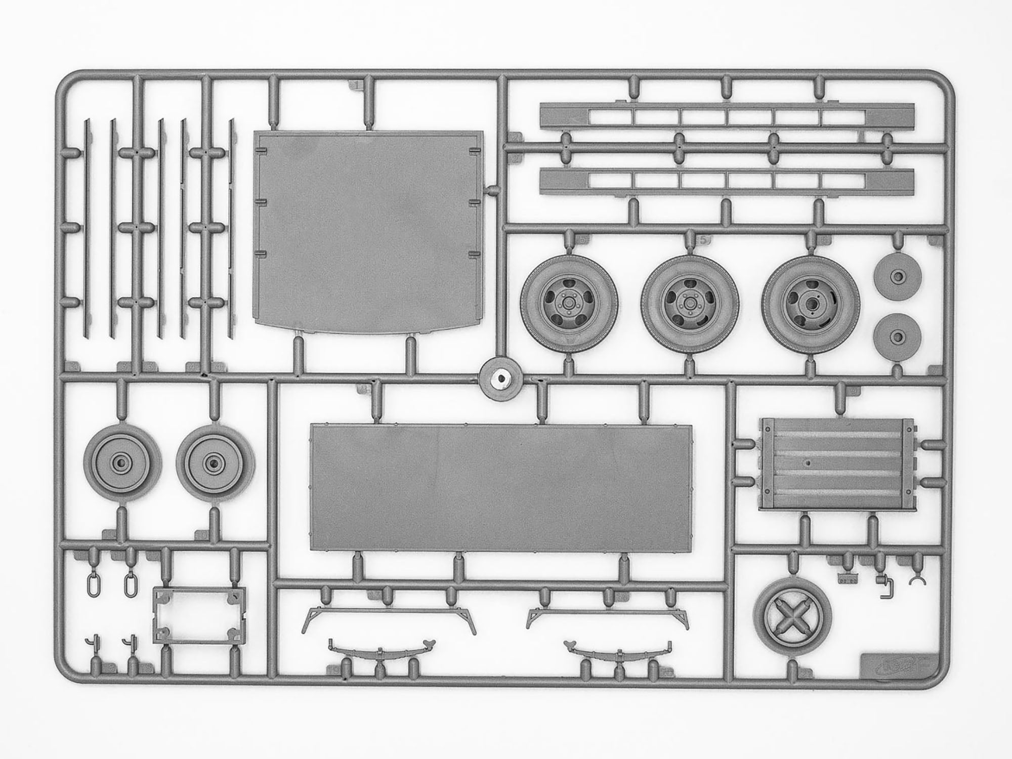 ICM 35414 Scale model 1:35 V3000S/SS M Maultier with shelter, German ambulance