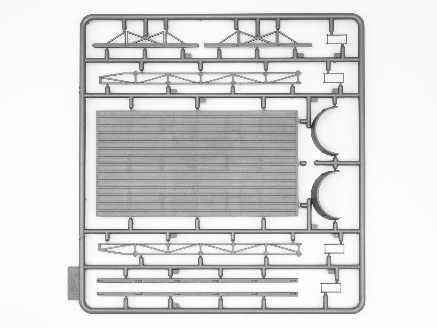 AHN “Gulaschkanone” with cooks Scale 1:35 ICM35421 Plastic Model Truck Kit