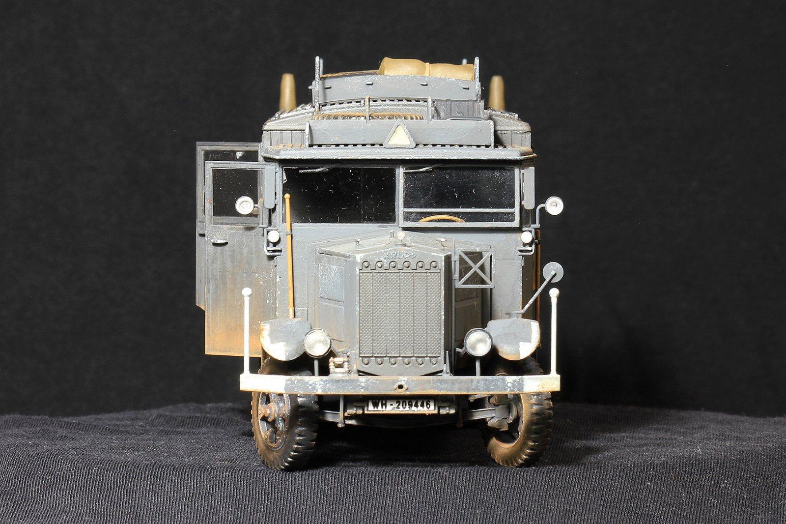 ICM 35462 Scale model kit car 1:35 Krupp L3H163 Kfz.72 WWII German radio truck