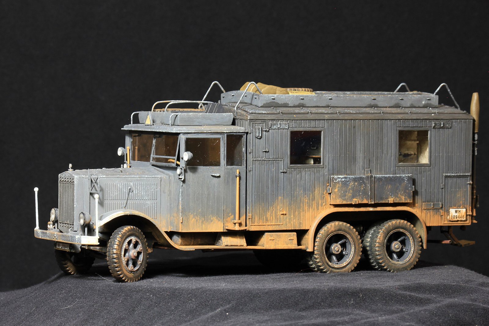 ICM 35462 Scale model kit car 1:35 Krupp L3H163 Kfz.72 WWII German radio truck