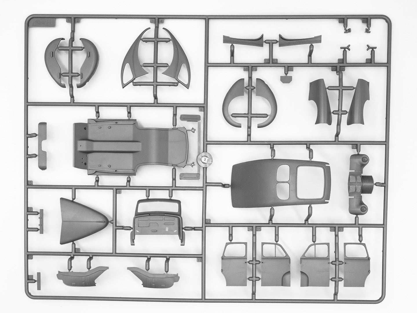 ICM35476 Plastic model kit Scale 1:35 Kapitan 2door saloon WWII German staff car