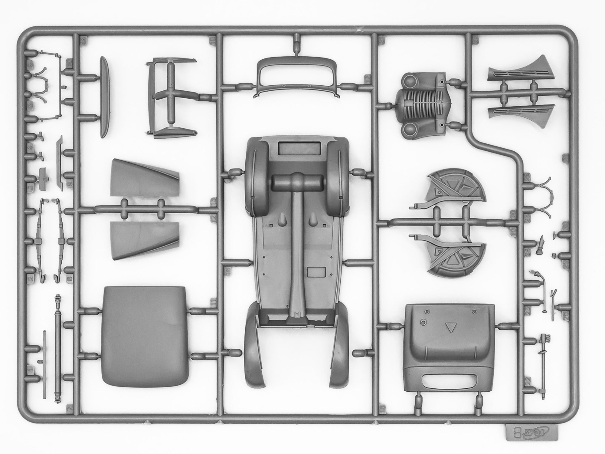 ICM 35479 Plastic model car kit 1:35 Moskvitch 401-420 Saloon, Soviet passenger