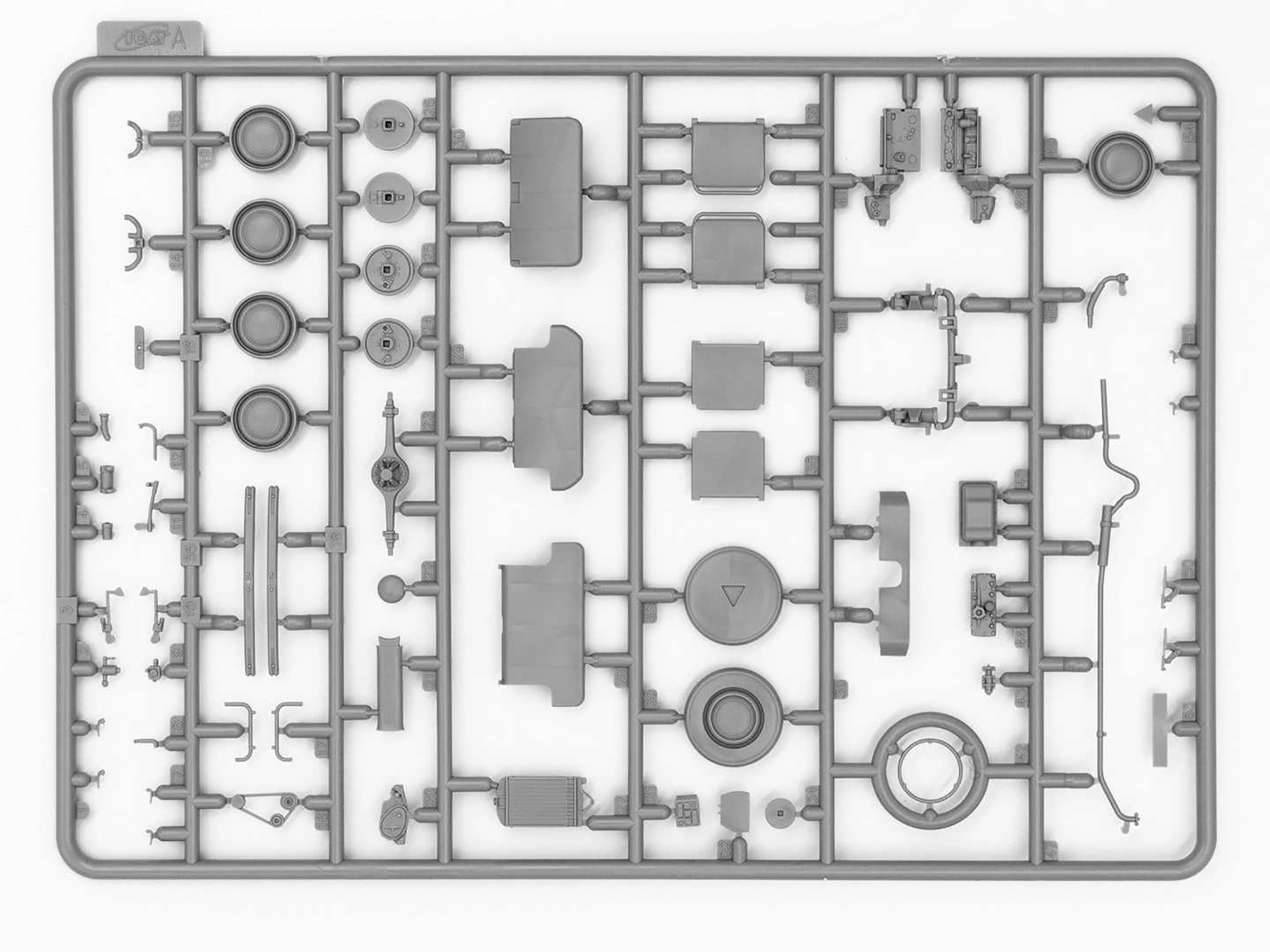 ICM 35484 Plastic model kit Scale 1:35 Moskvitch-401-420A, Soviet passenger car