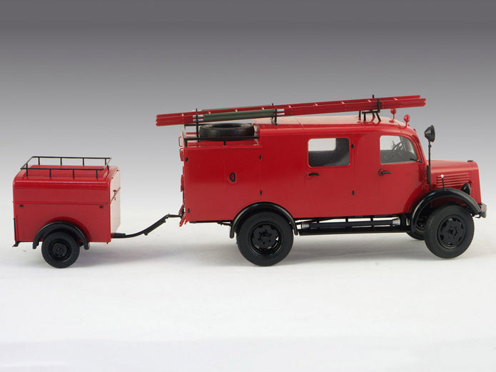 ICM 35527 Plastic model car kit Scale 1:35 L1500S LF 8 German light fire truck