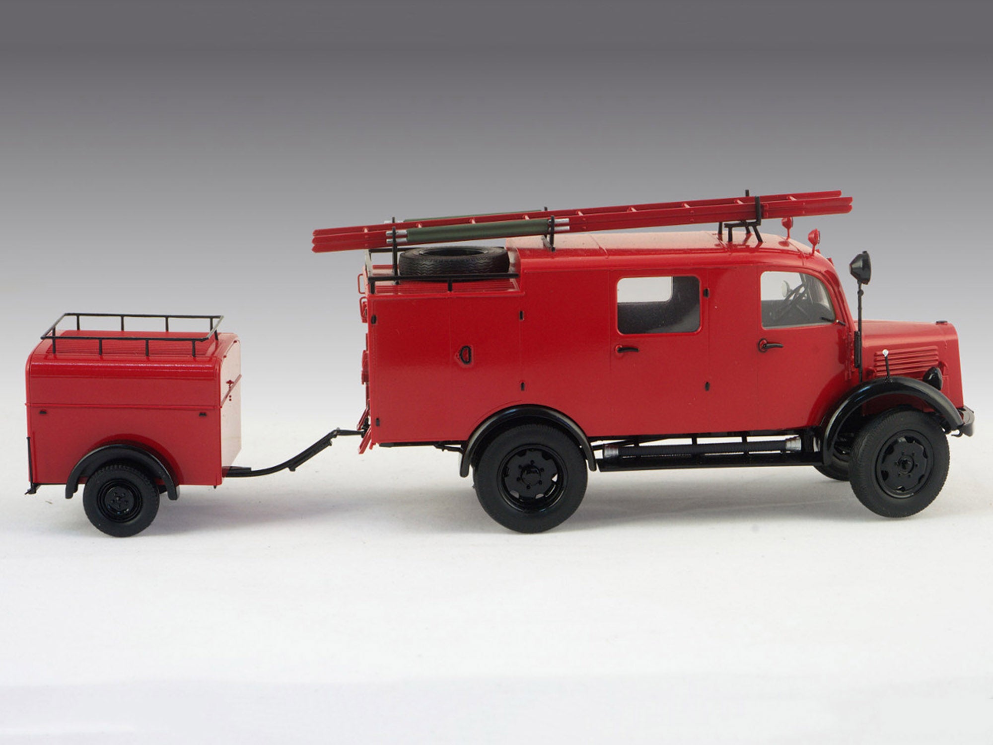 ICM 35527 Plastic model car kit Scale 1:35 L1500S LF 8 German light fire truck
