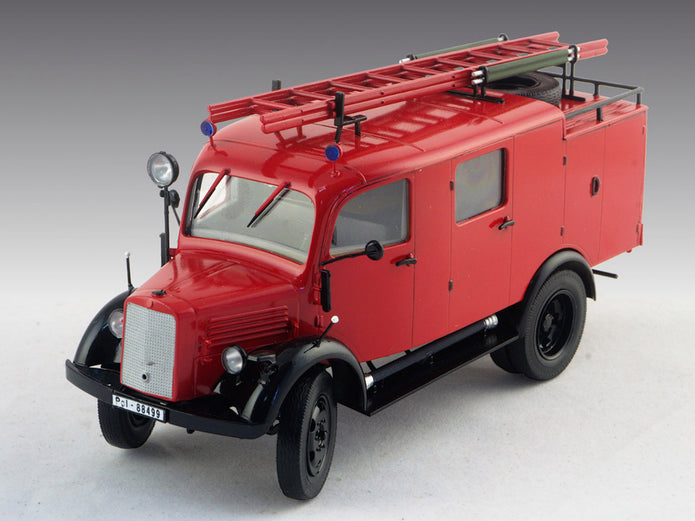 ICM 35527 Plastic model car kit Scale 1:35 L1500S LF 8 German light fire truck