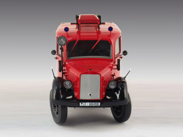 ICM 35527 Plastic model car kit Scale 1:35 L1500S LF 8 German light fire truck