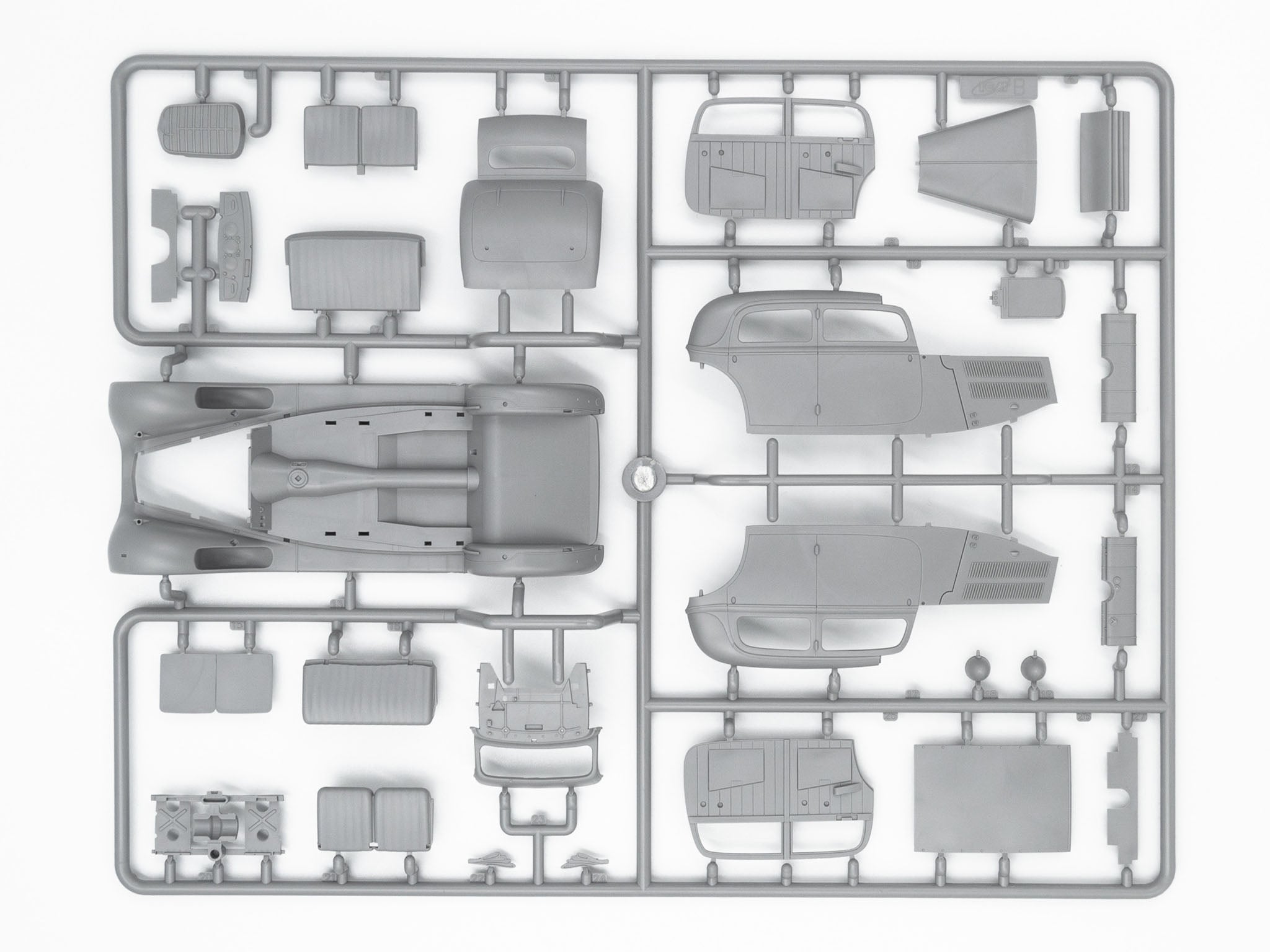 ICM 35539 Scale model kit 1:35 Typ 320 (W142) Saloon with German Staff Personnel