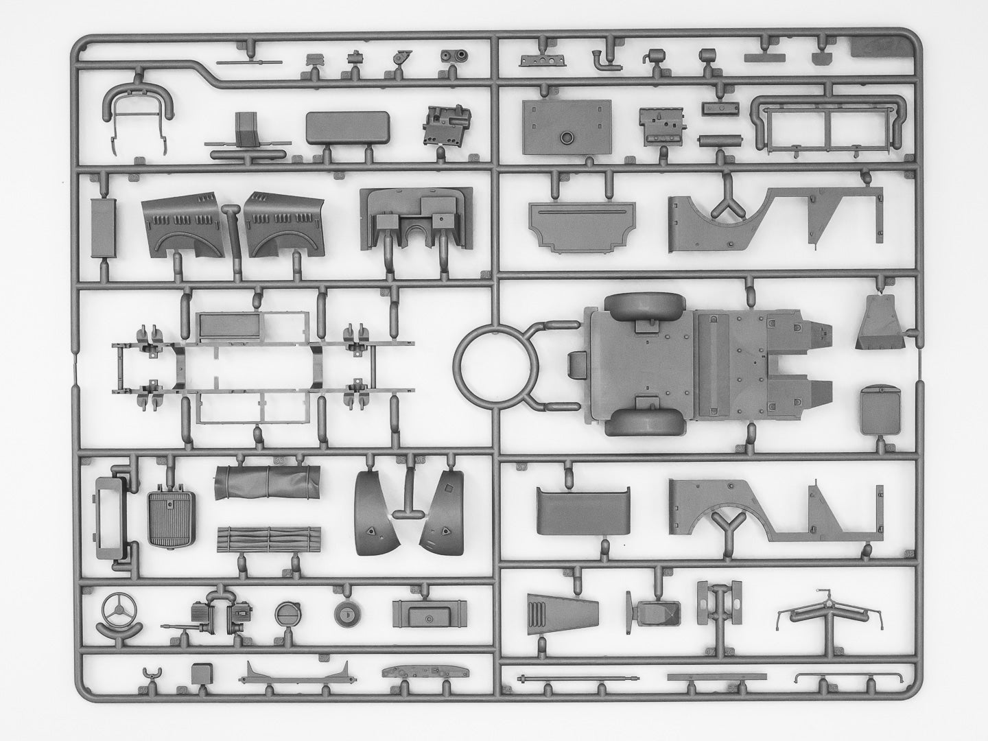 ICM 35584 le.gl.Einheits-Pkw Kfz.4 WWII German Light Anti-Aircraft Vehicle 1:35