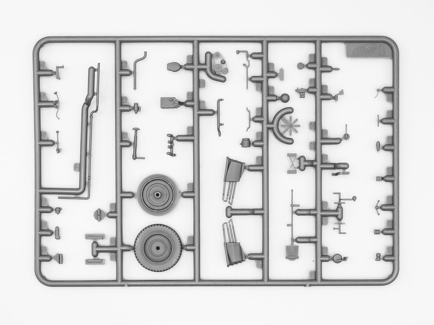 ICM 35584 le.gl.Einheits-Pkw Kfz.4 WWII German Light Anti-Aircraft Vehicle 1:35