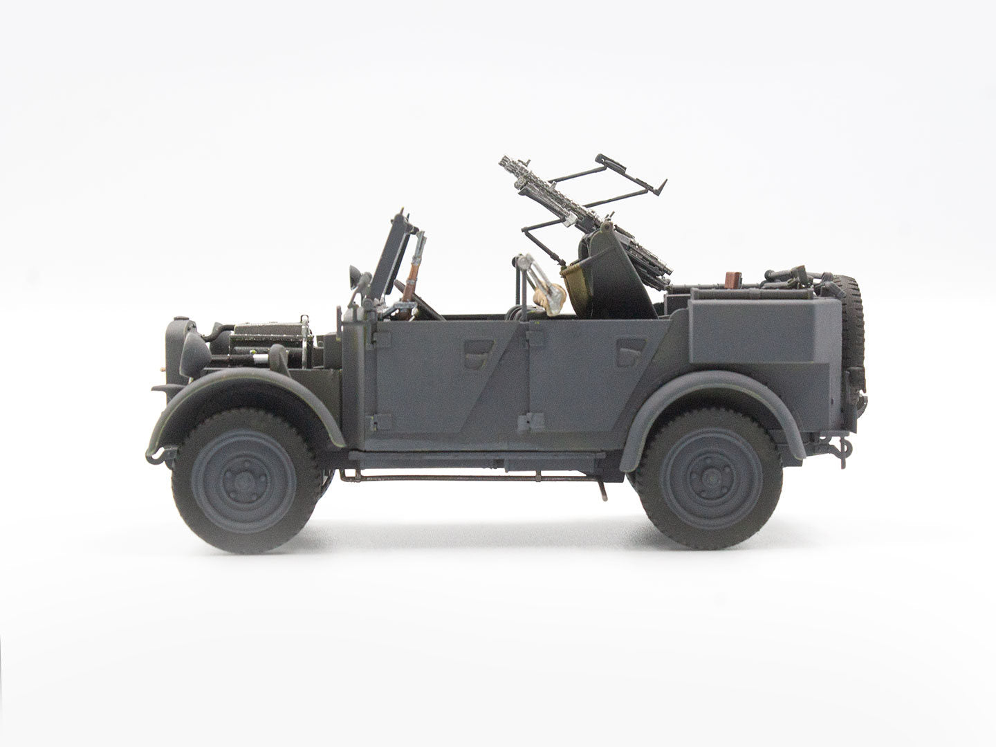ICM 35584 le.gl.Einheits-Pkw Kfz.4 WWII German Light Anti-Aircraft Vehicle 1:35