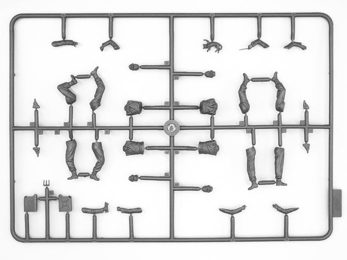 ICM35614 model kit 1:35 German Armoured Vehicle Crew 1941-1942 4 figures and cat