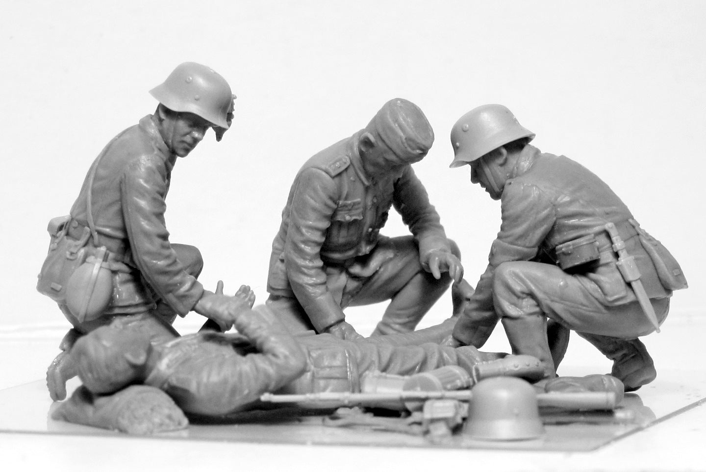 ICM 35620 Plastic figures kit Scale 1:35 WWII German Military Medical Personnel