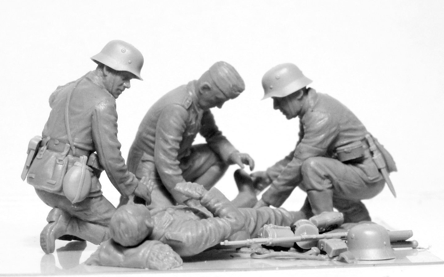 ICM 35620 Plastic figures kit Scale 1:35 WWII German Military Medical Personnel