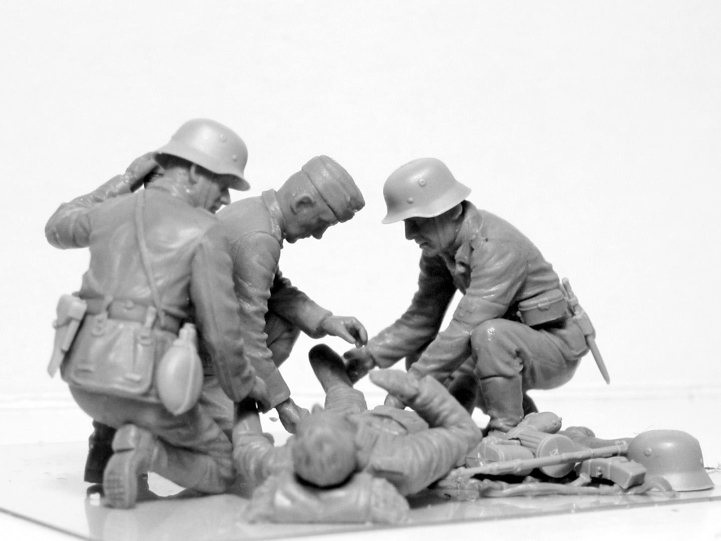 ICM 35620 Plastic figures kit Scale 1:35 WWII German Military Medical Personnel
