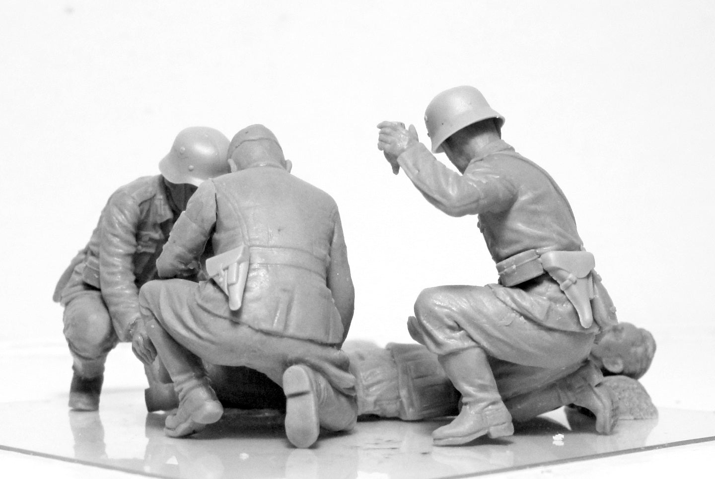 ICM 35620 Plastic figures kit Scale 1:35 WWII German Military Medical Personnel