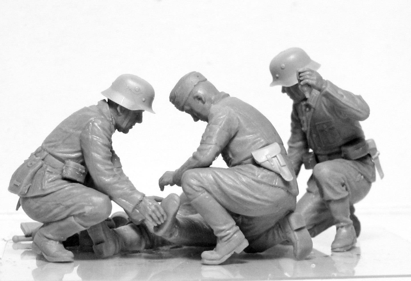 ICM 35620 Plastic figures kit Scale 1:35 WWII German Military Medical Personnel