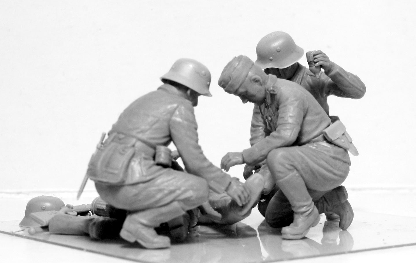 ICM 35620 Plastic figures kit Scale 1:35 WWII German Military Medical Personnel