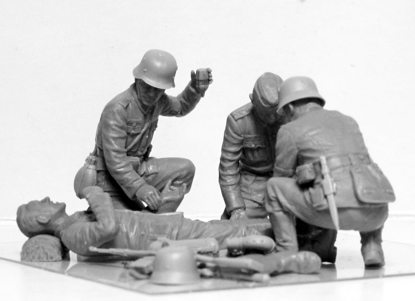 ICM 35620 Plastic figures kit Scale 1:35 WWII German Military Medical Personnel
