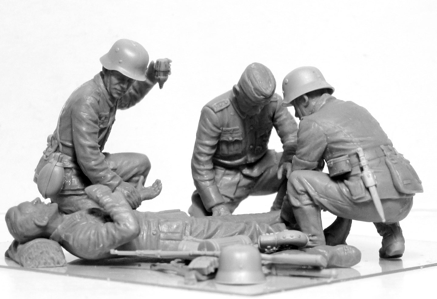 ICM 35620 Plastic figures kit Scale 1:35 WWII German Military Medical Personnel