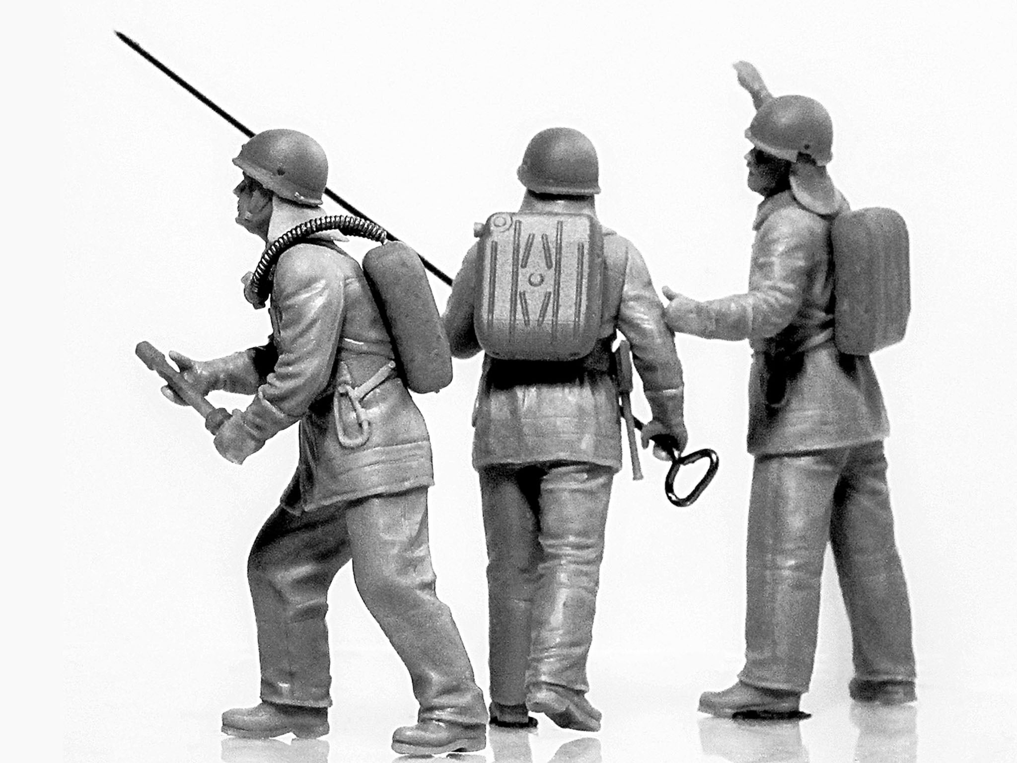 ICM 35623 Plastic model figures kit Scale 1:35 Soviet firefighters 1980s