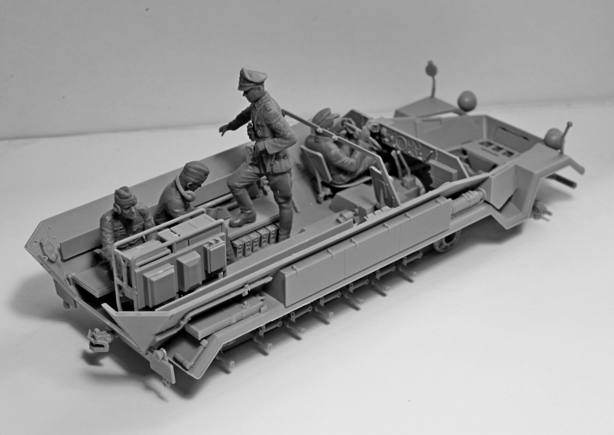 ICM 35644 Plastic model kit 1:35 German Command Vehicle Crew 1939-1942 4 figures