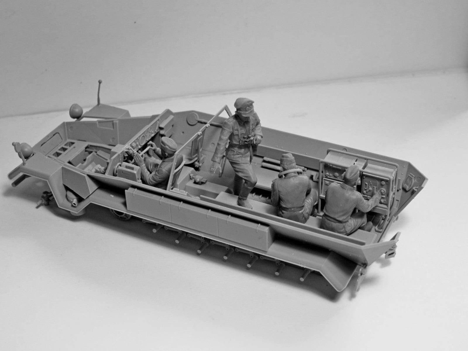 ICM 35644 Plastic model kit 1:35 German Command Vehicle Crew 1939-1942 4 figures