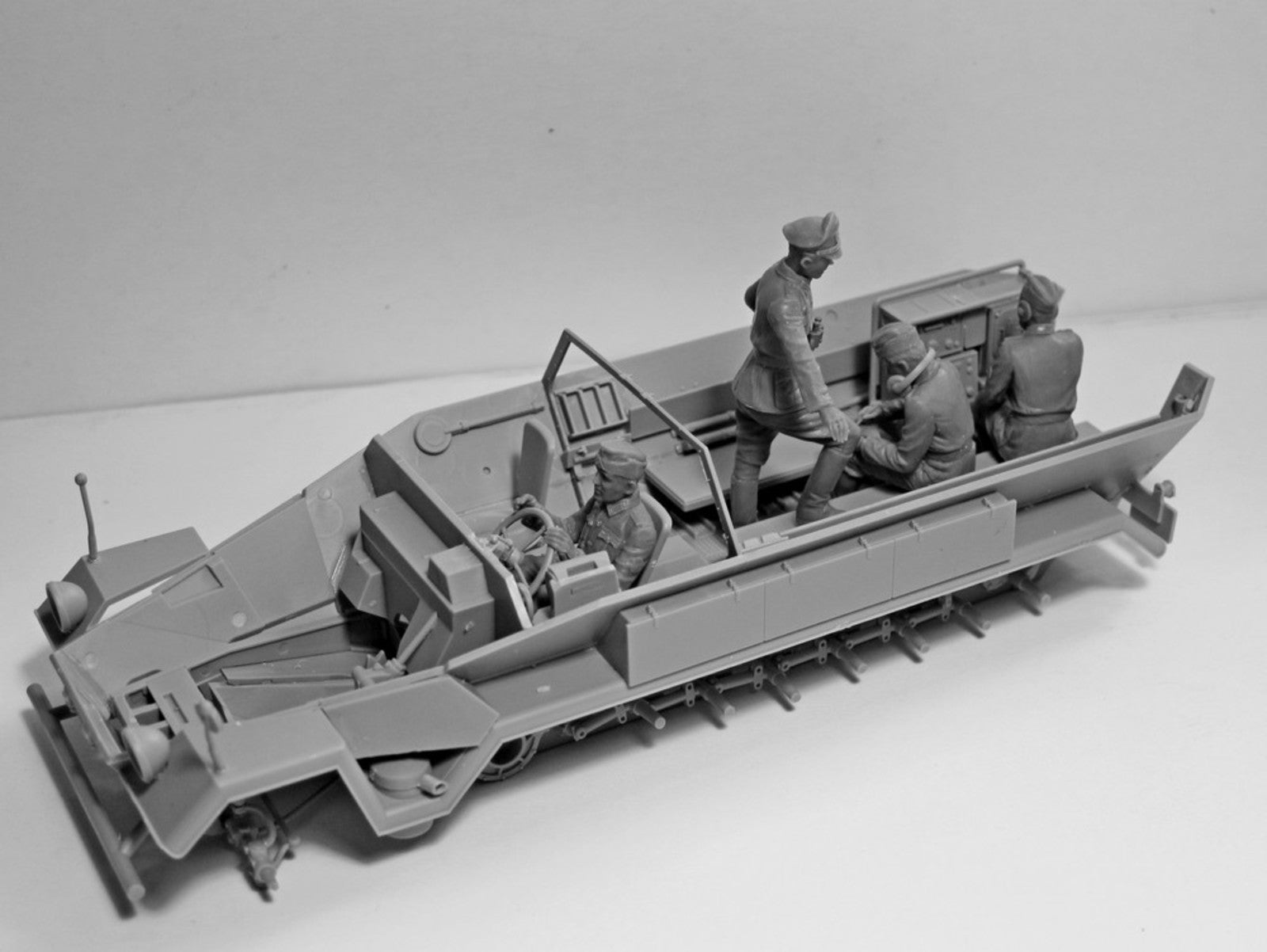 ICM 35644 Plastic model kit 1:35 German Command Vehicle Crew 1939-1942 4 figures