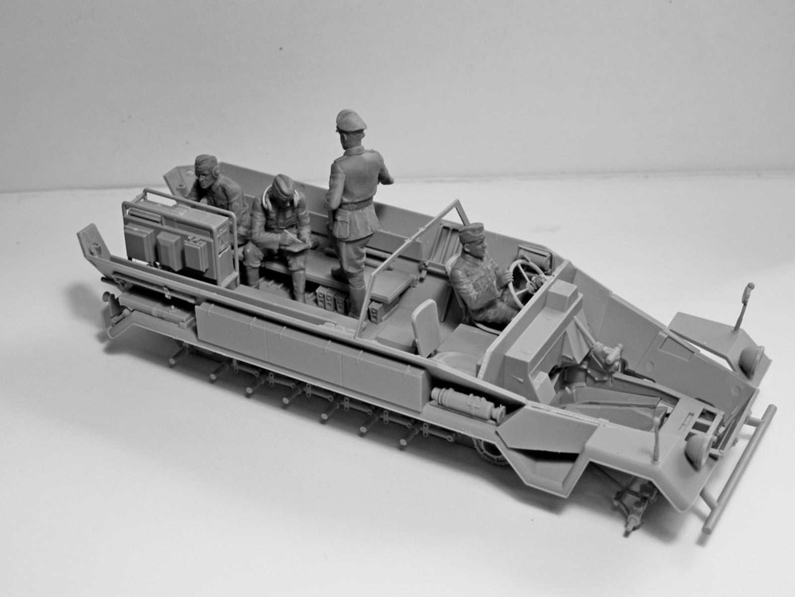 ICM 35644 Plastic model kit 1:35 German Command Vehicle Crew 1939-1942 4 figures