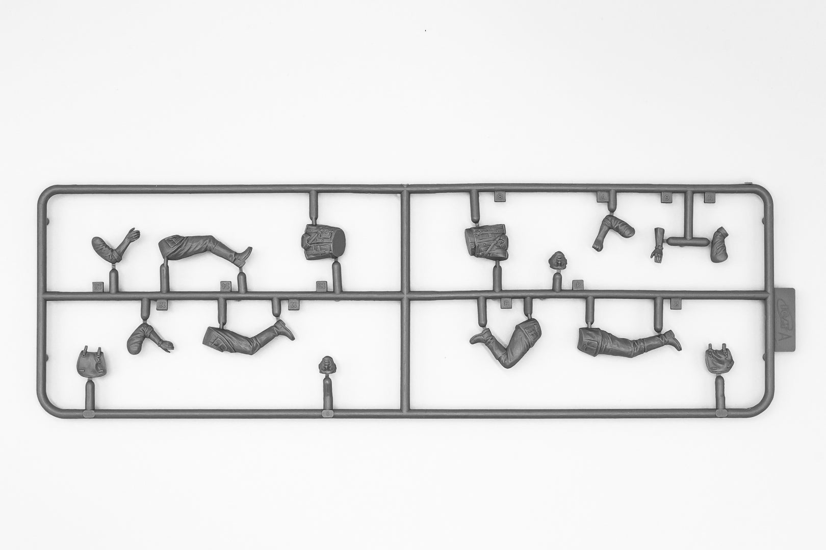 ICM 35645 Plastic model figures kit Scale 1:35 WWII German MG08 MG Team 2figures