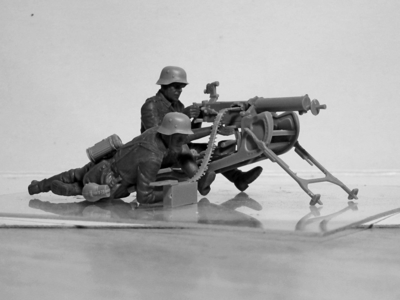 ICM 35645 Plastic model figures kit Scale 1:35 WWII German MG08 MG Team 2figures